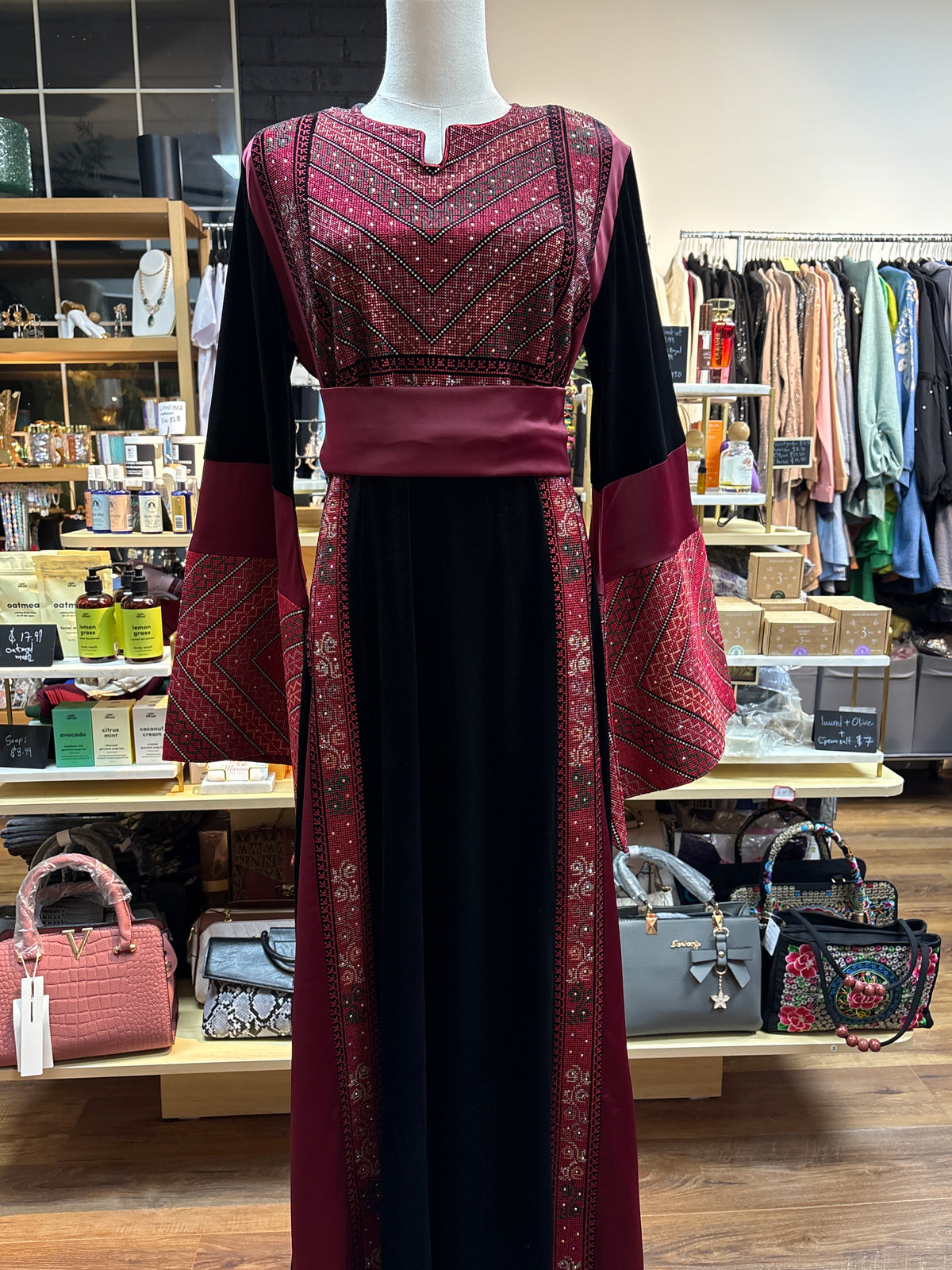 Thobe Al Turāth – Red & Black