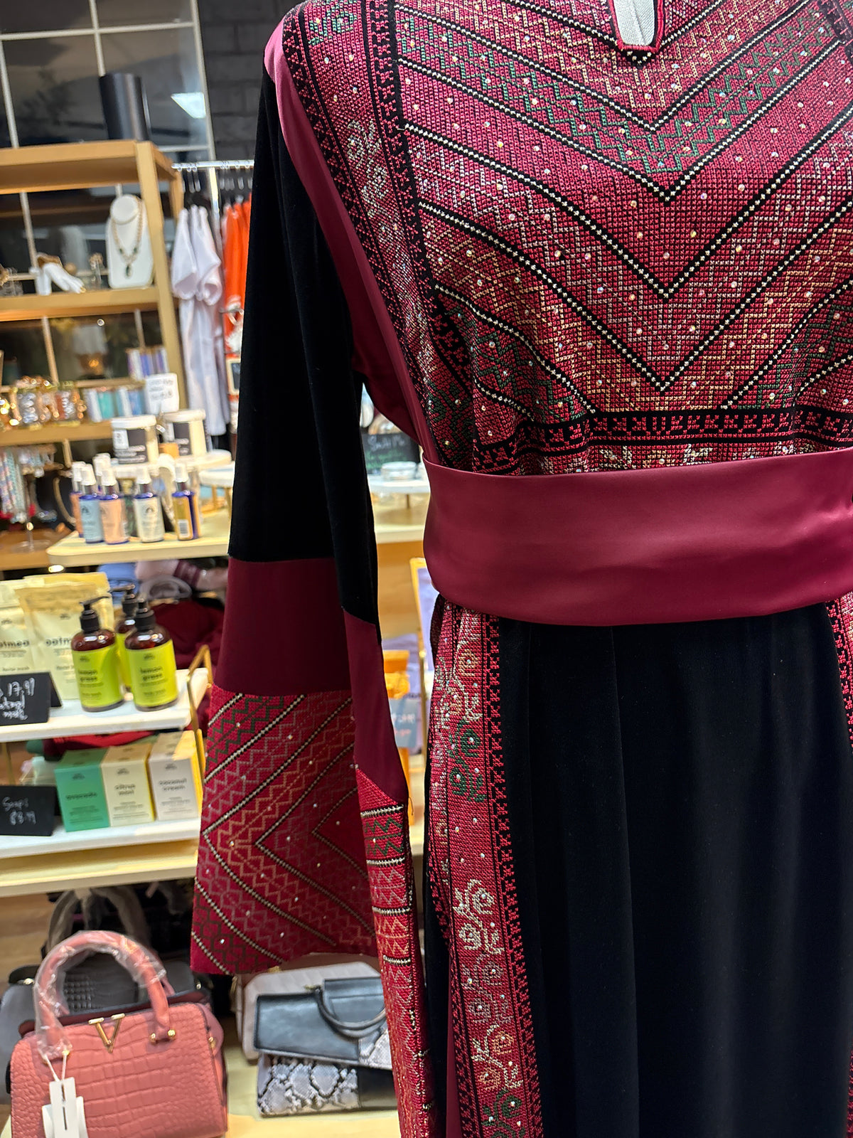 Thobe Al Turāth – Red & Black